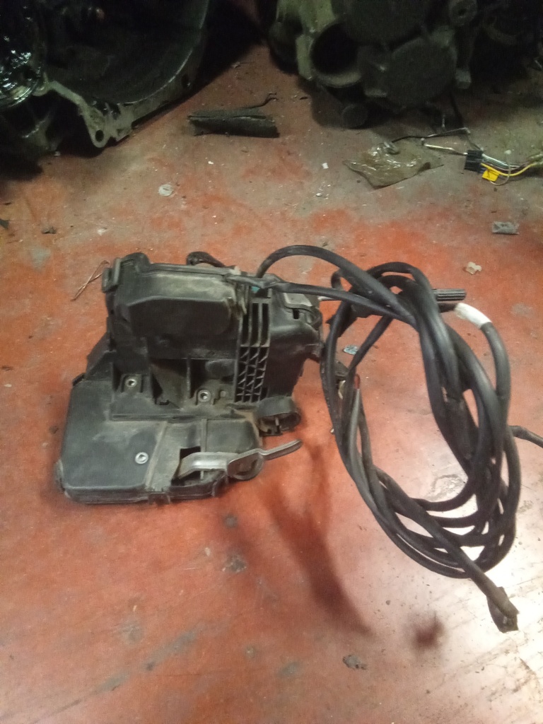 Cerradura delantera izquierda Mercedes clase c w203 '02