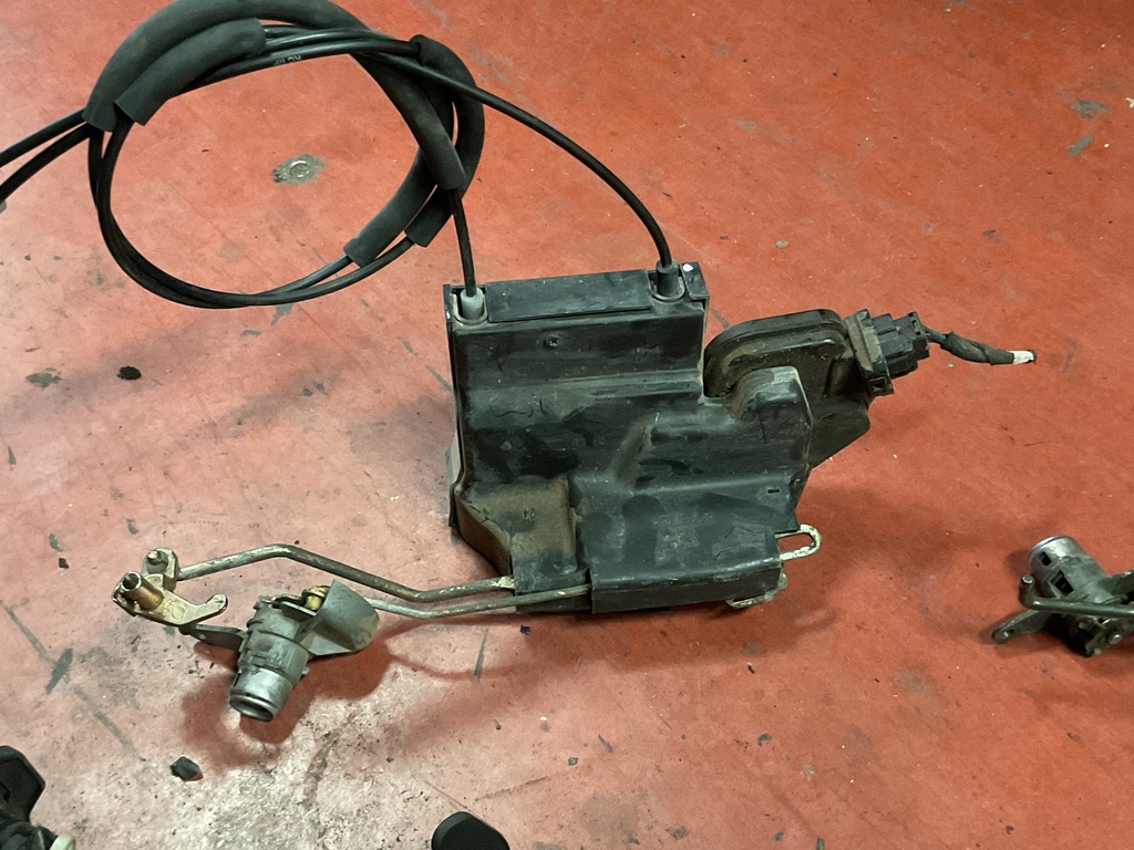 Cerradura delantera derecha hyundai accent ‘01