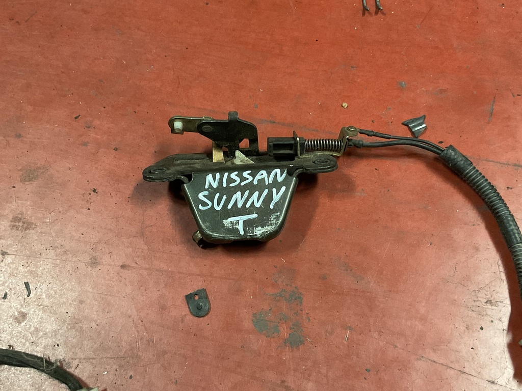 Cerradura maletero nissan sunny ‘92