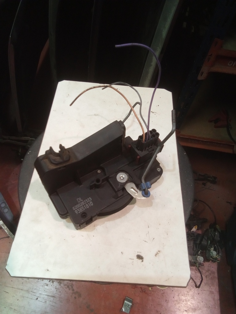 Cerradura trasera izquierda Renault trafic '06