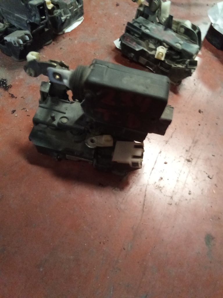 Cerradura trasera derecha Renault Clio I '98