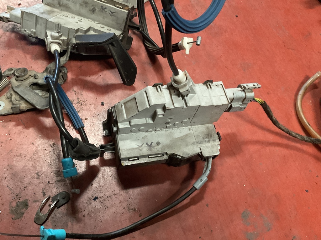 Cerradura trasera derecha citroen C4 ‘06