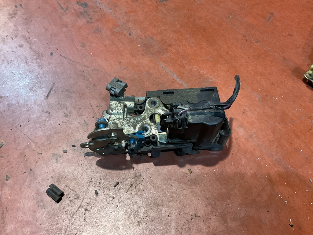 Cerradura delantera derecha chevrolet lacetti ‘05