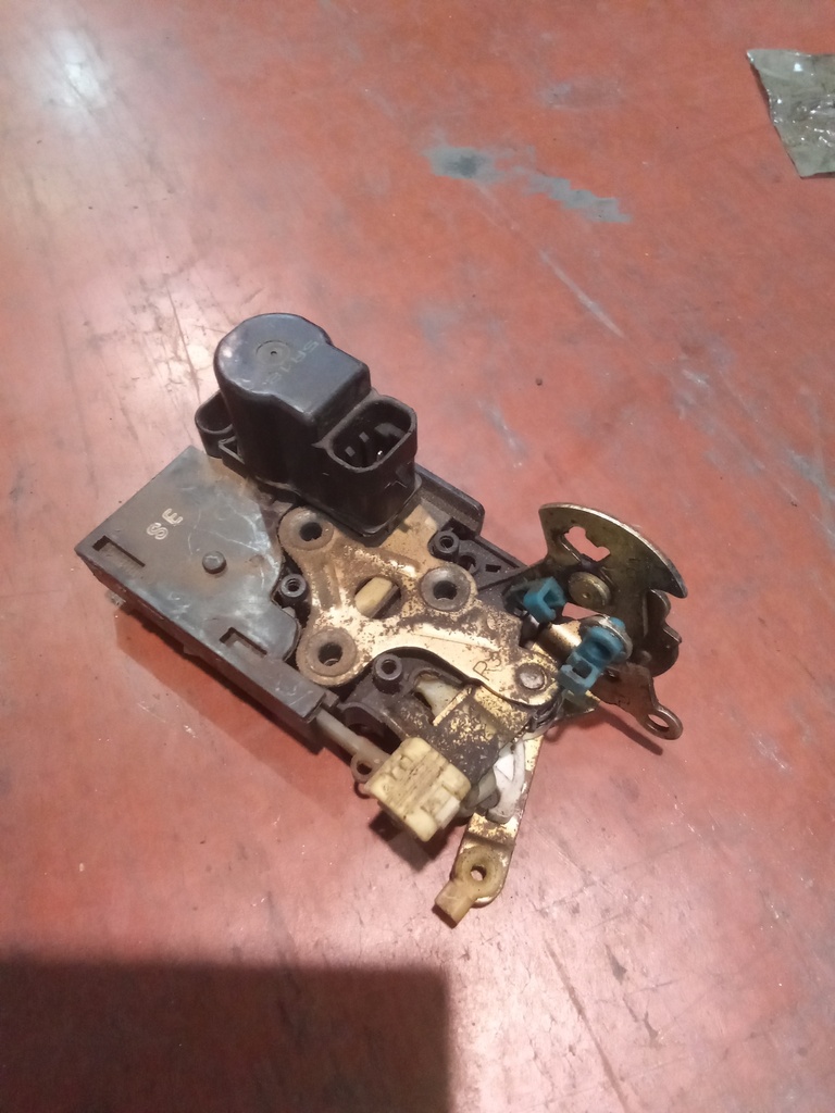 Cerradura delantera derecha Chevrolet Nubira '04