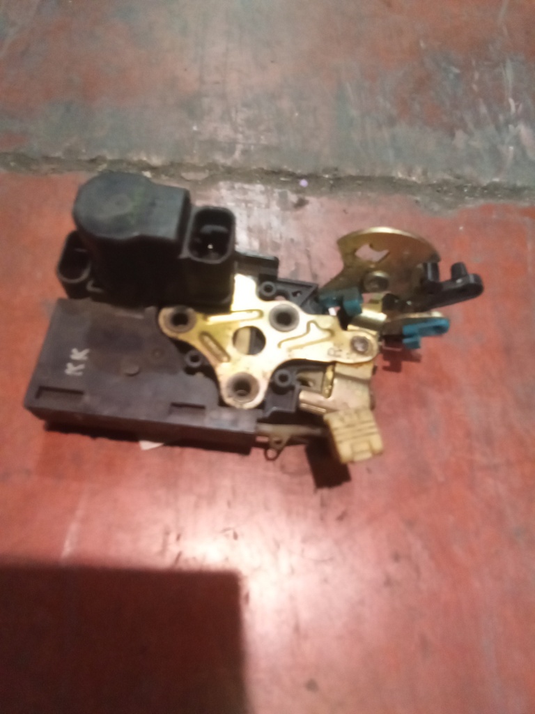 Cerradura trasera derecha Chevrolet Nubira '04