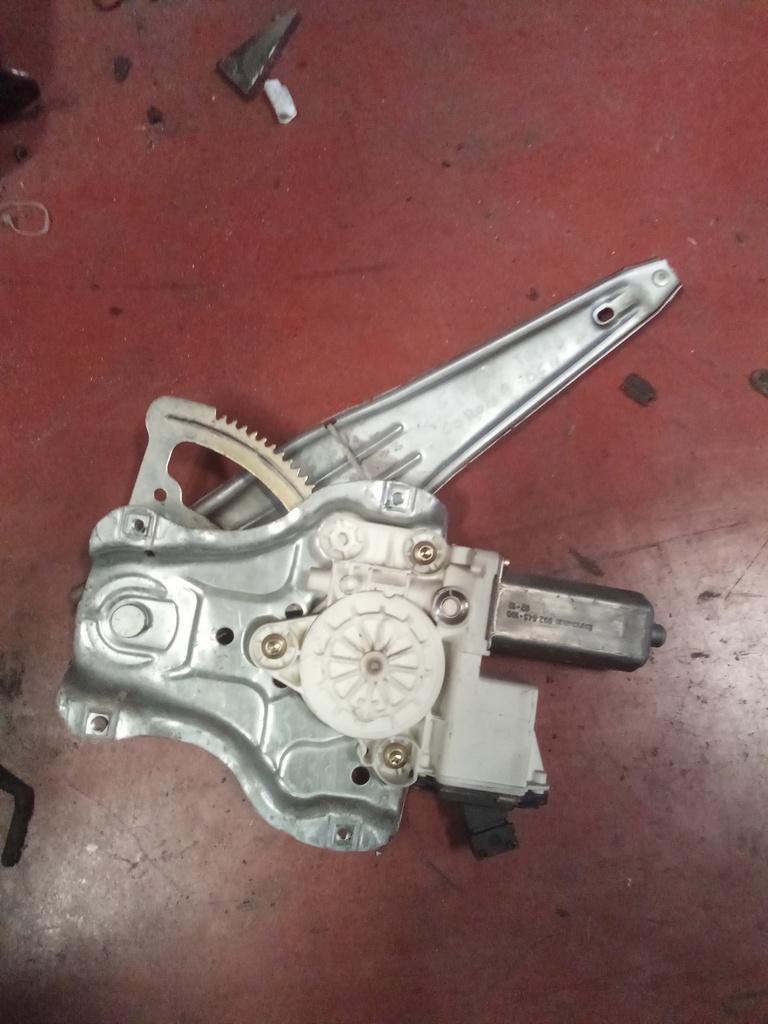 Elevalunas trasero derecho Toyota Corolla '07