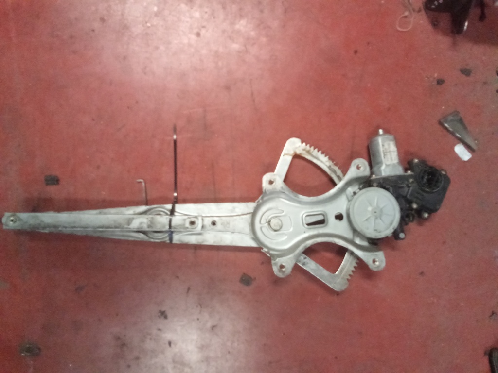 Elevalunas delantero izquierdo Toyota Corolla verso '05