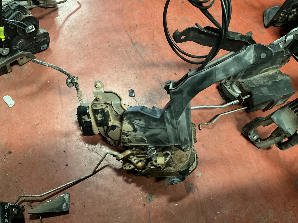 Cerradura delantera izquierda toyota rav-4 ‘00