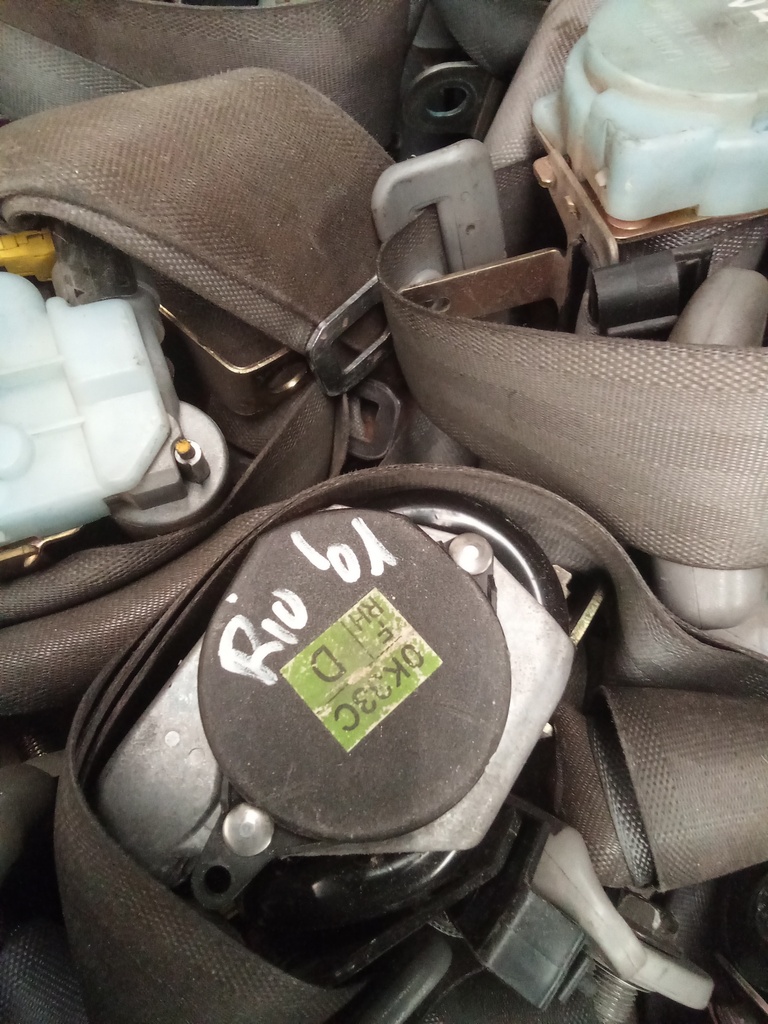 Cinturon delantero derecho kia rio '01