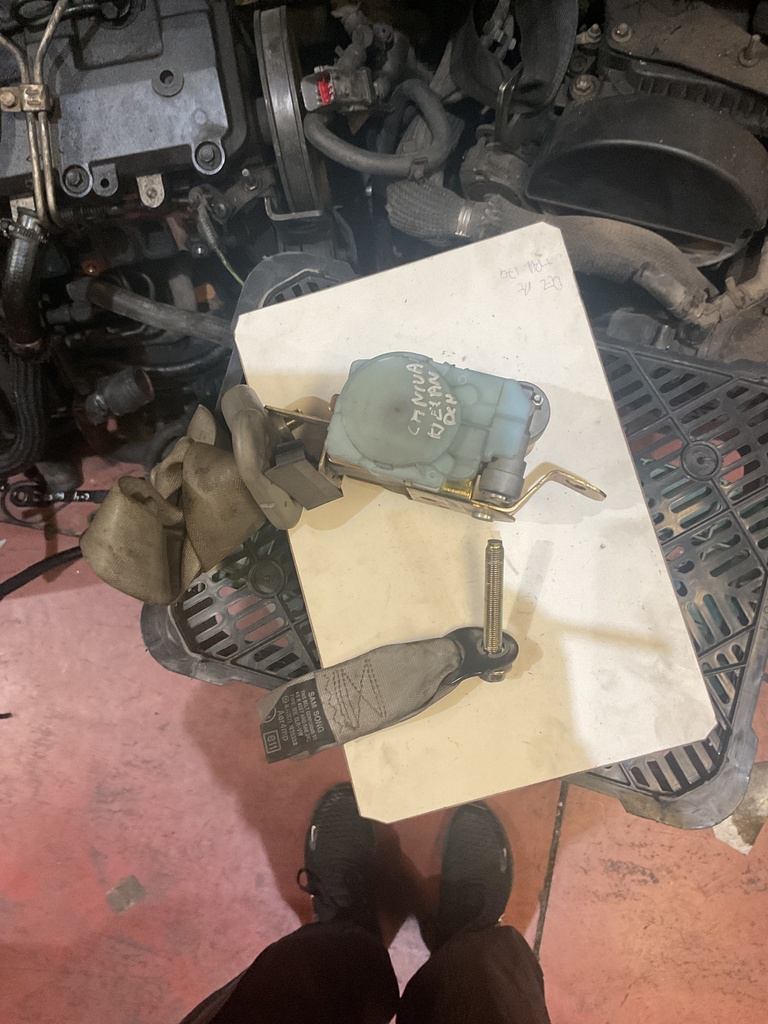 Cinturon delantero derecho kia carnival '03