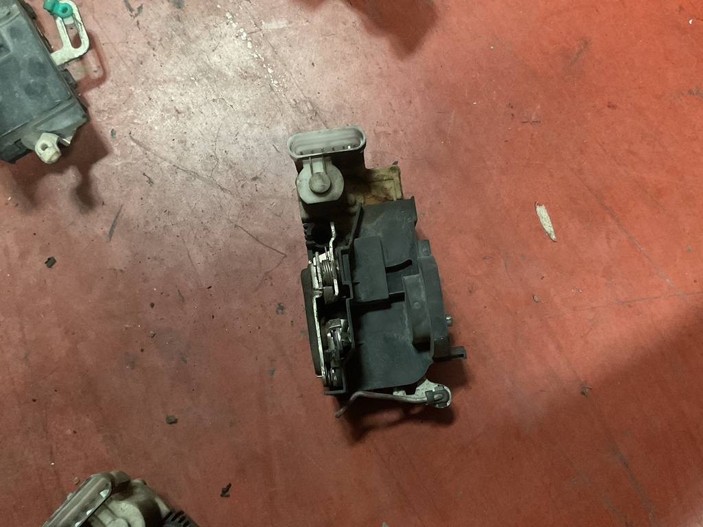 Cerradura delantera derecha 3p fiat punto ‘03