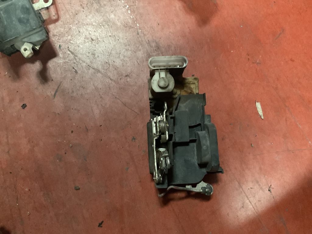 Cerradura delantera izquierda 3p fiat punto ‘03