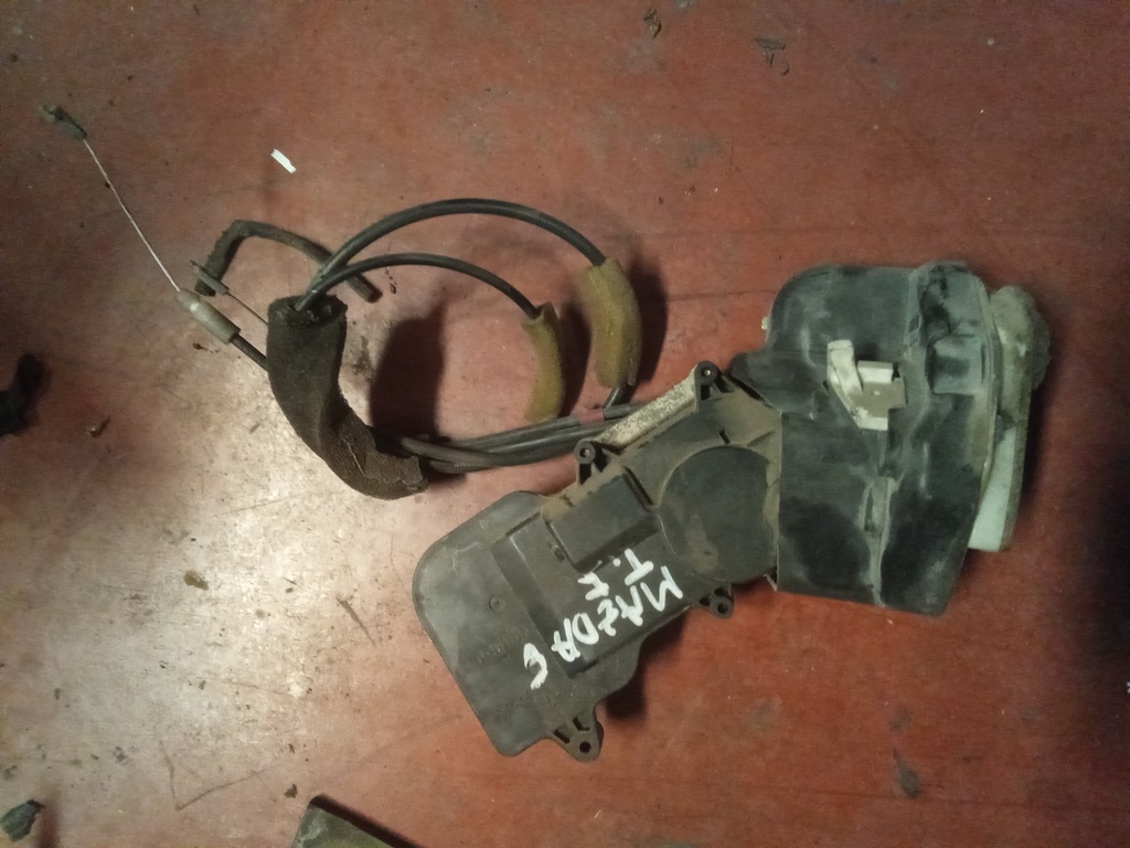 Cerradura trasera izquierda mazda 6 '02