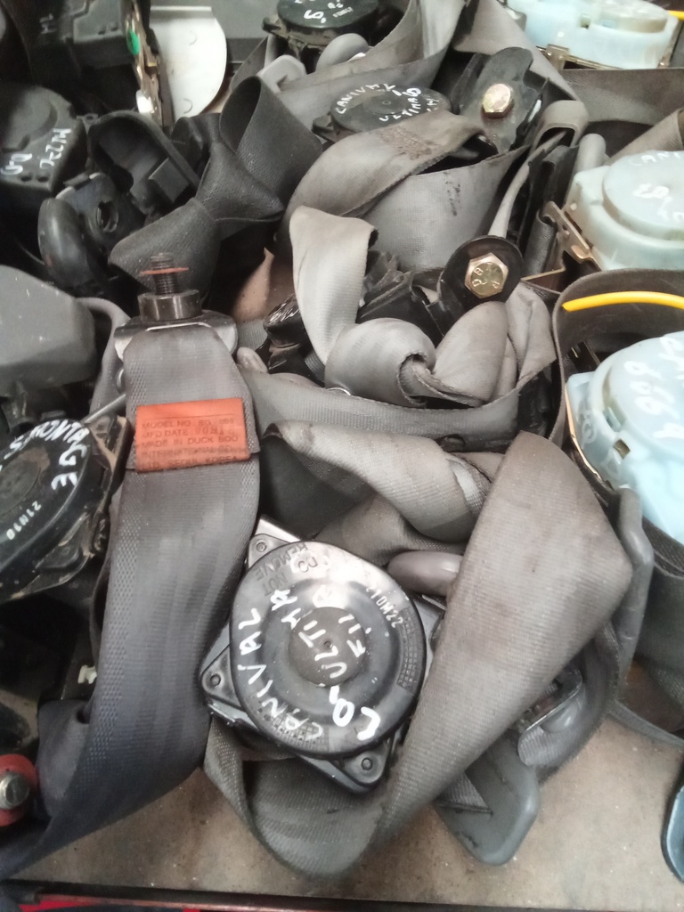 Cinturon trasero izquierdo kia carnival '03