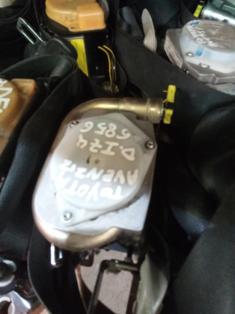 Cinturon delantero derecho toyota avensis '03