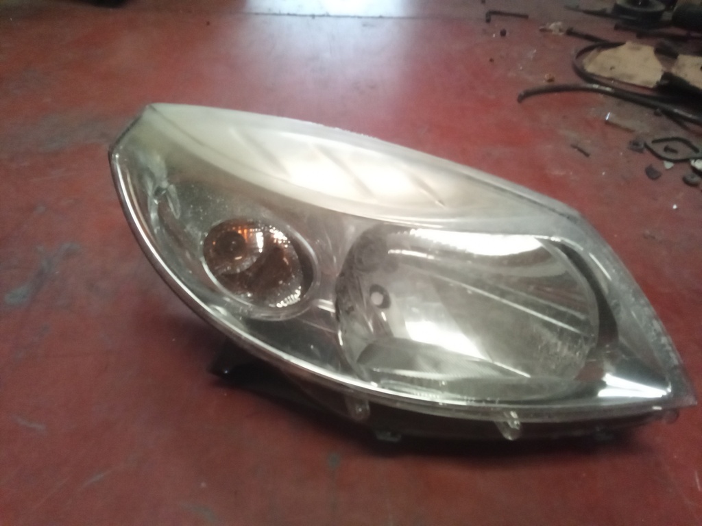 Faro derecho dacia sandero '10