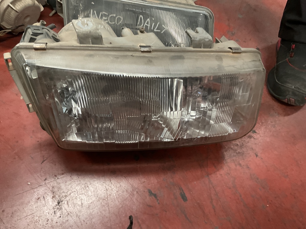 Faro derecho tata safary ‘98