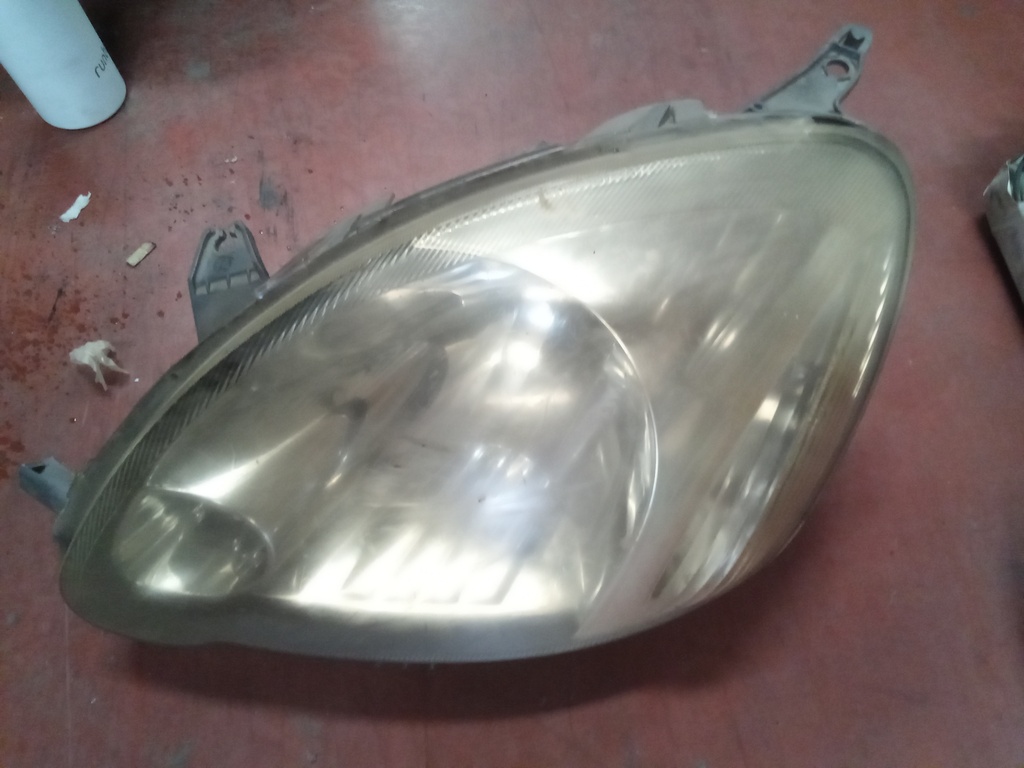 Faro izquierdo Toyota Yaris '05