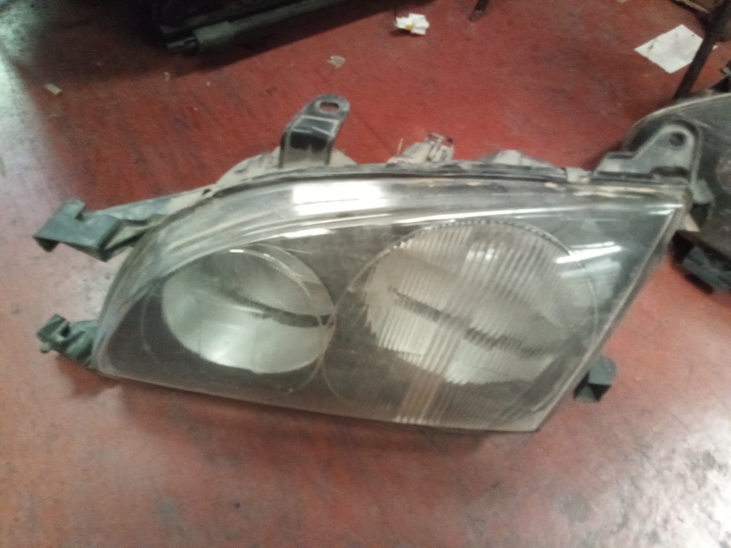 Faro izquierdo Toyota avensis '01