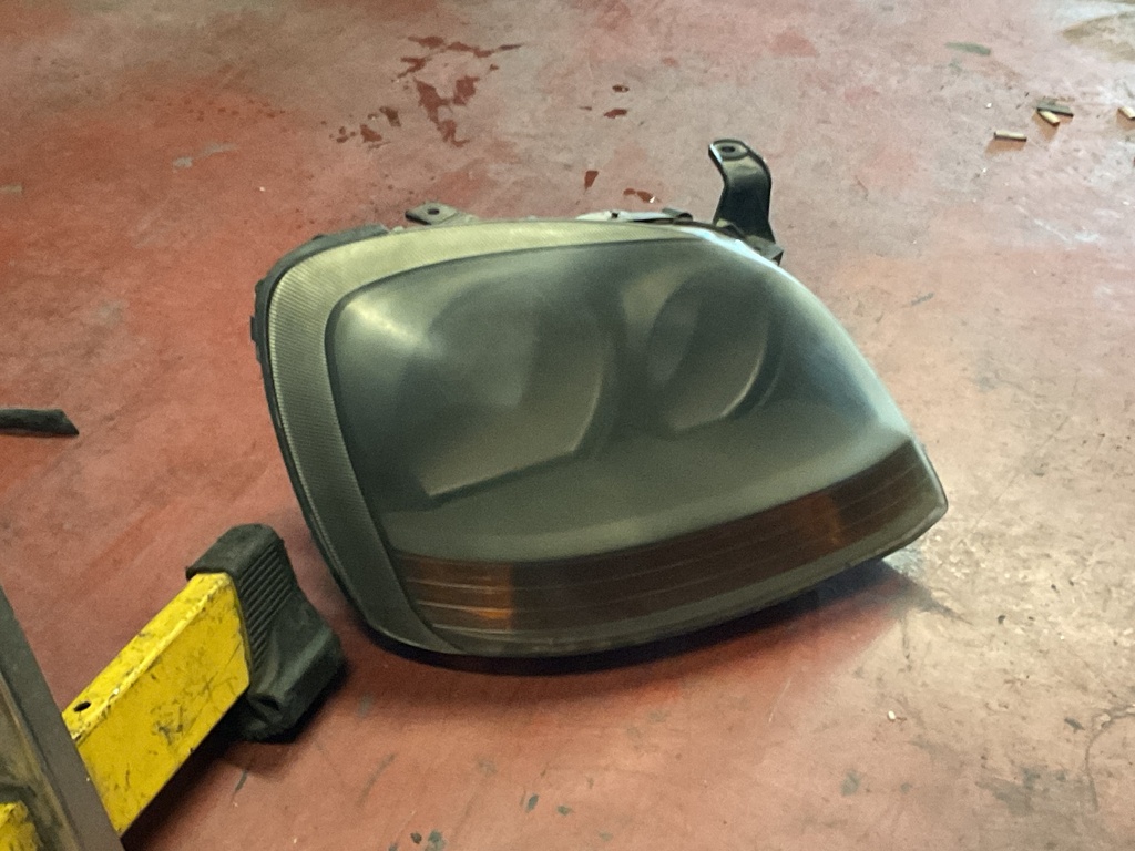 Faro derecho nissan almera tino ‘02