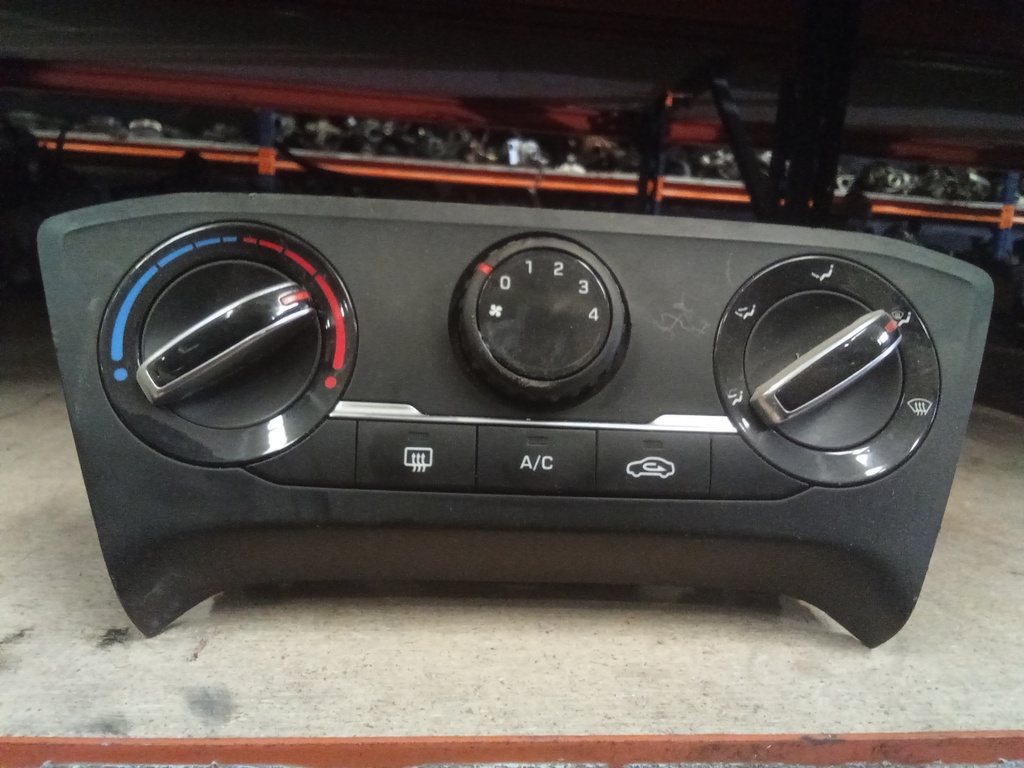 Mando aire acondicionado Hyundai i20 '15