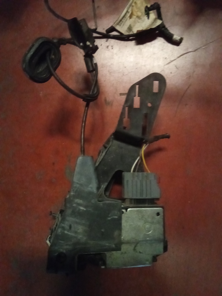 Cerradura trasera izquierda Ford fiesta '04