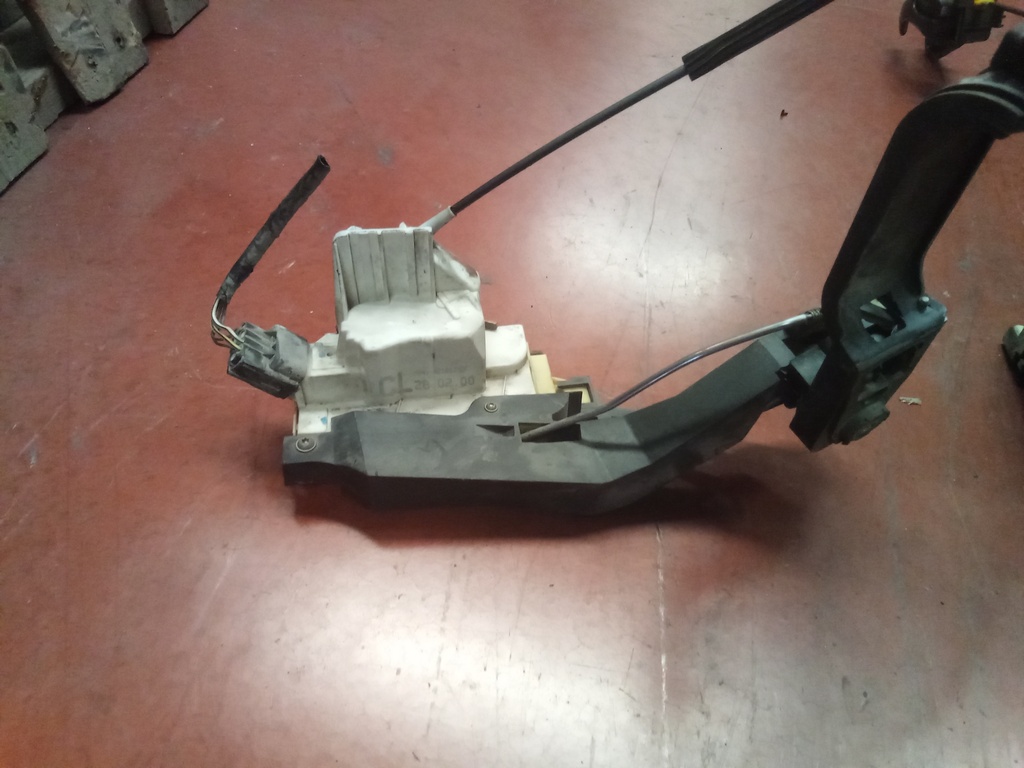 Cerradura delantera izquierda Ford Focus '99