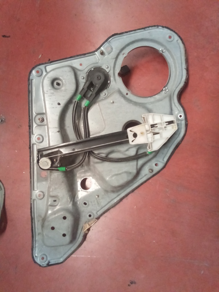 Elevalunas trasero derecho manual  seat leon '02