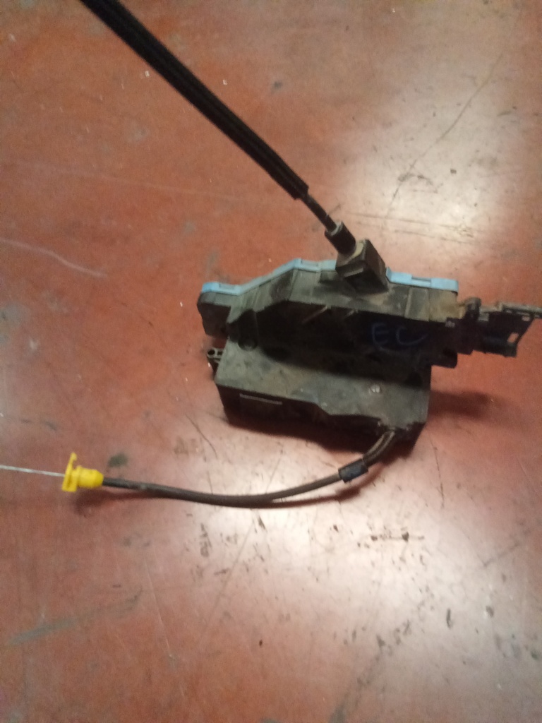 Cerradura trasera derecha Peugeot 207 '06