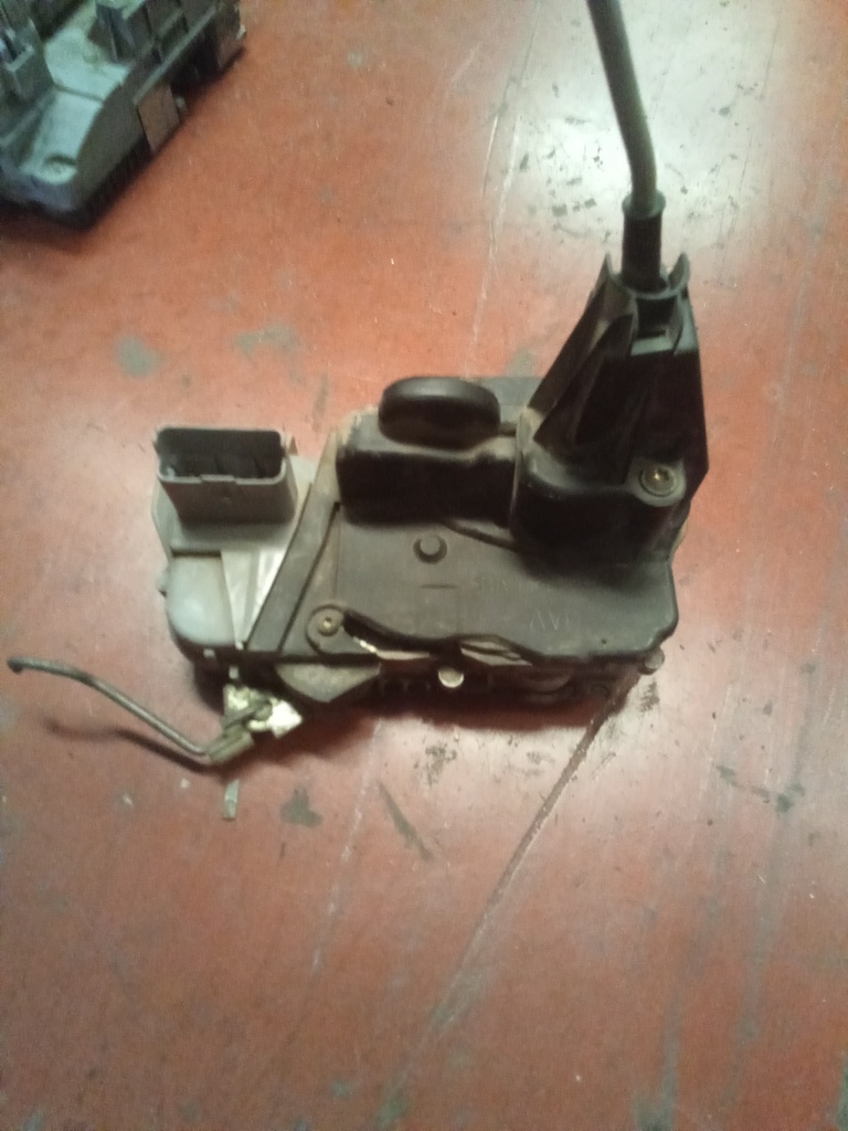 Cerradura delantera derecha Peugeot 307 '03