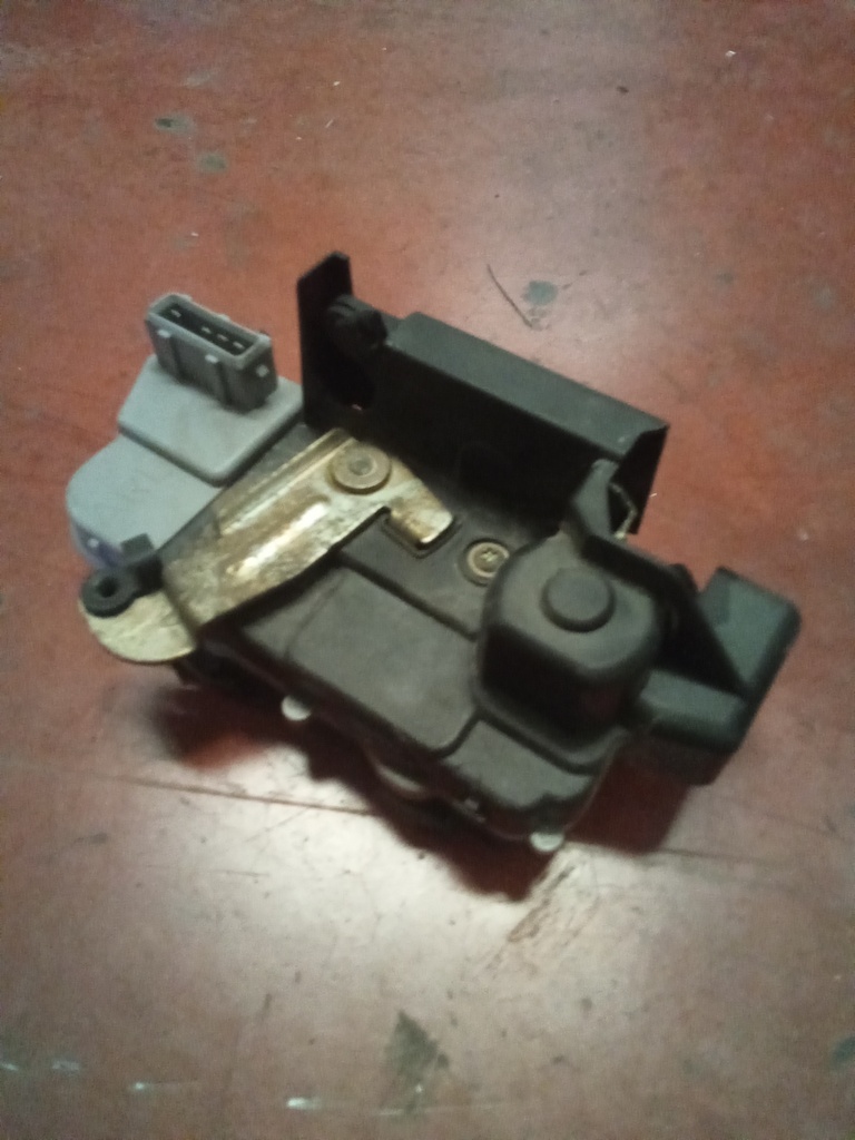 Cerradura trasera derecha Peugeot 406 '01