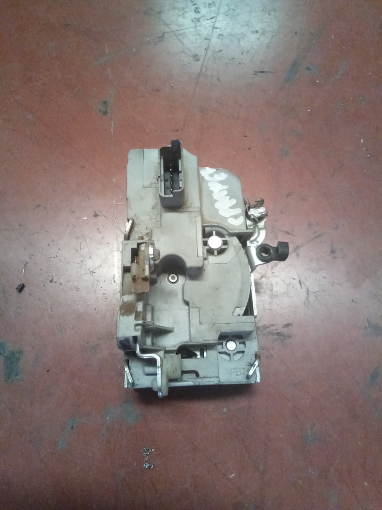 Cerradura delantera izquierda Peugeot partner '05