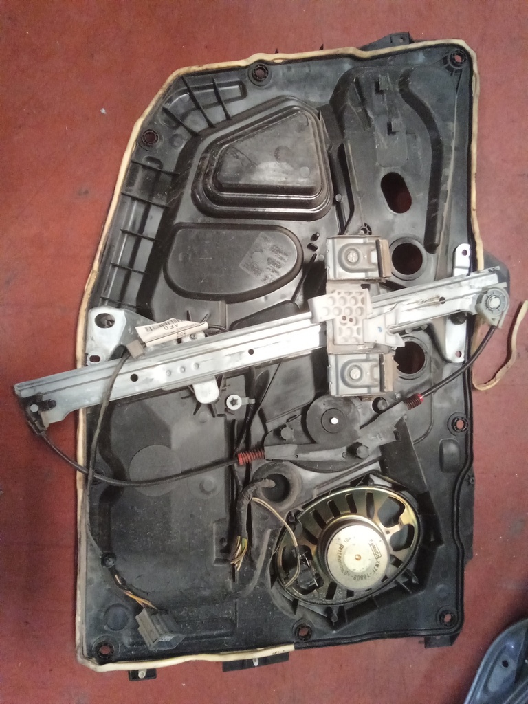 Elevalunas delantero derecho Ford fiesta '04