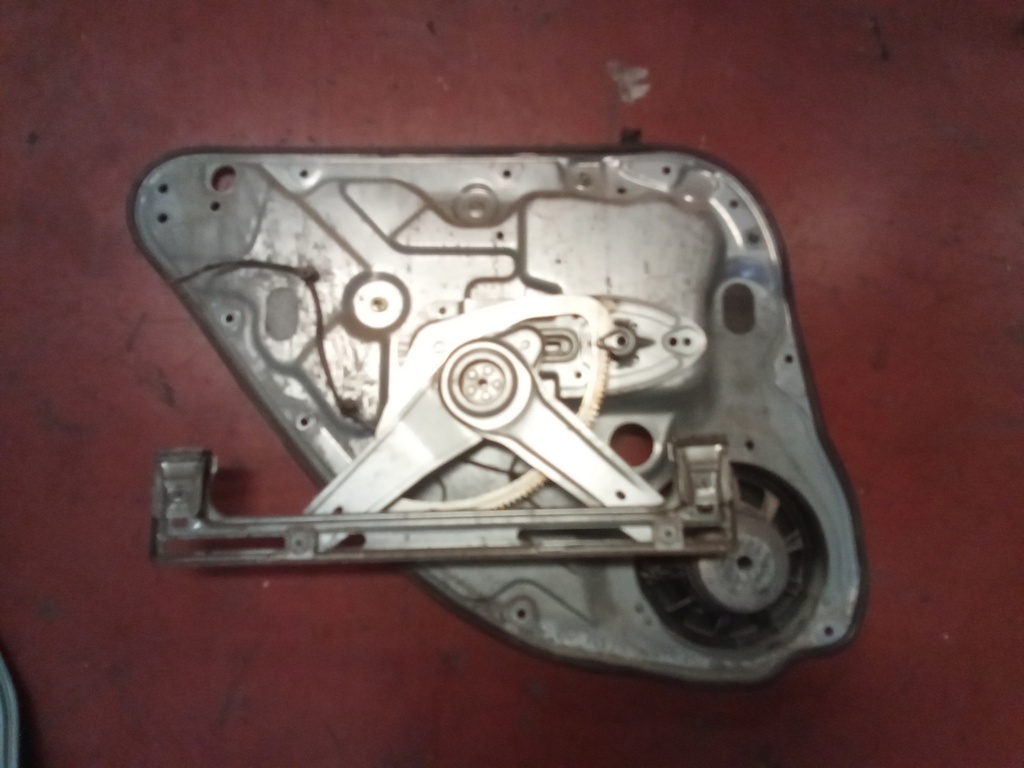 Elevalunas trasero derecho manual Ford Focus '05