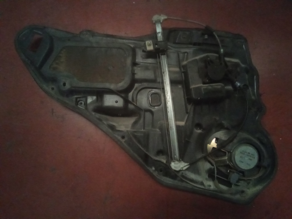 Elevalunas trasero derecho mazda 6 '02