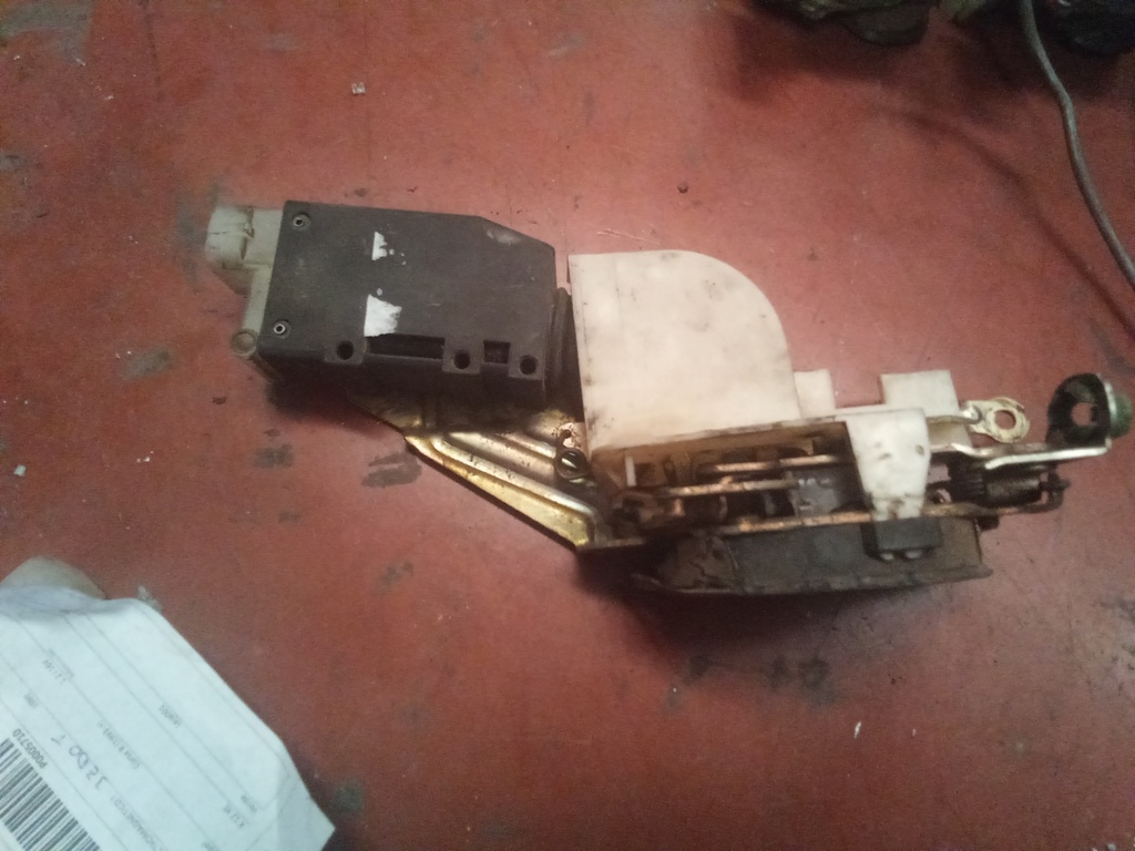 Cerradura delantera izquierda Opel corsa b '95