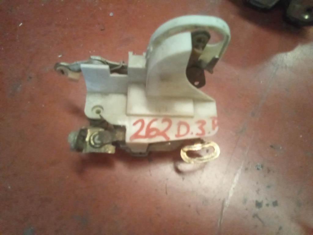 Cerradura delantera derecha 3p Opel corsa b '95
