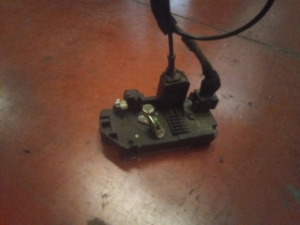 Cerradura trasera izquierda Opel Corsa c '04