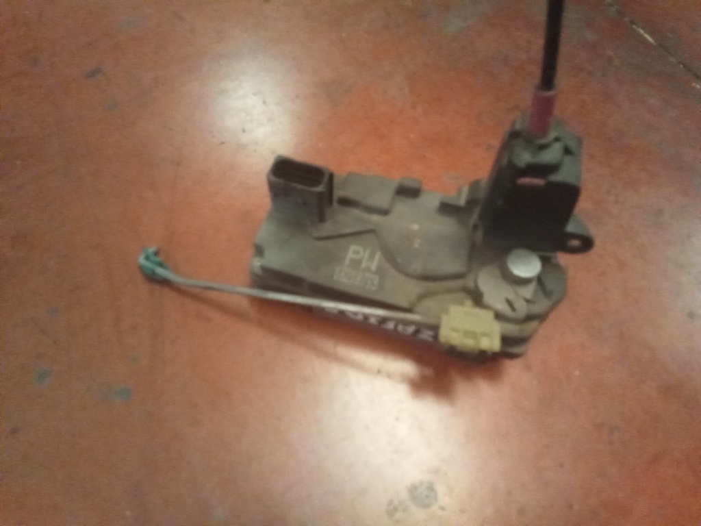 Cerradura trasera derecha Opel Zafira b '06