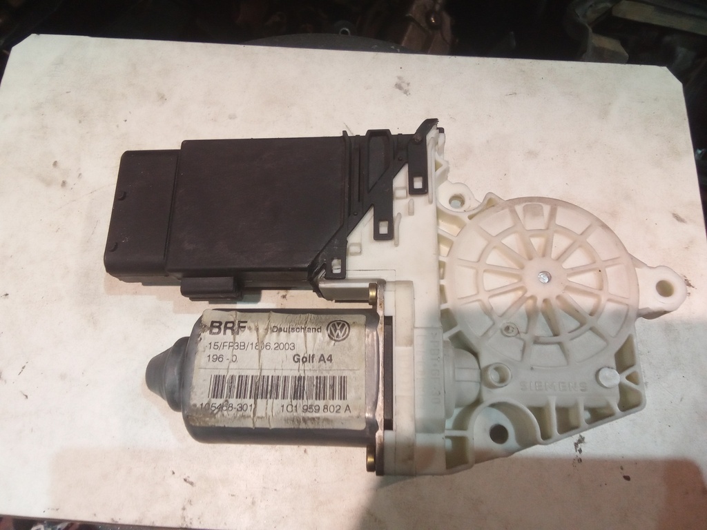 Motor elevalunas delantero derecho Volkswagen golf '00