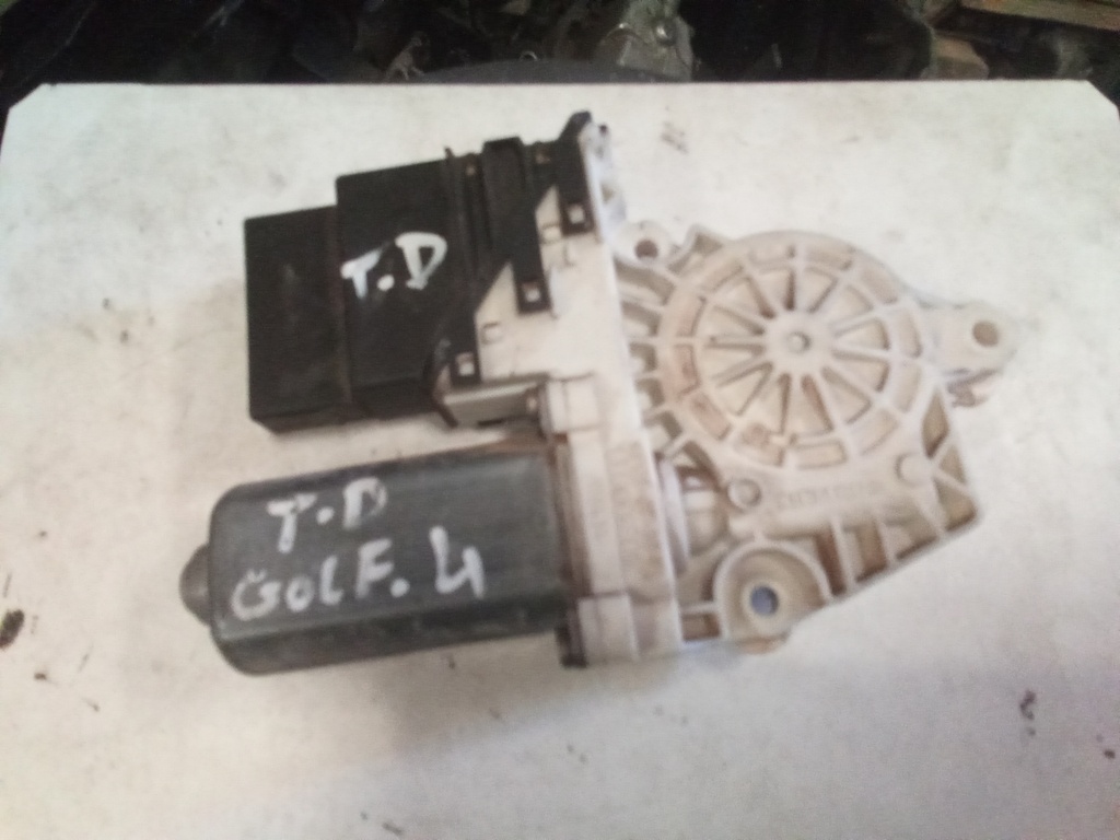 Motor elevalunas trasero derecho Volkswagen golf '00