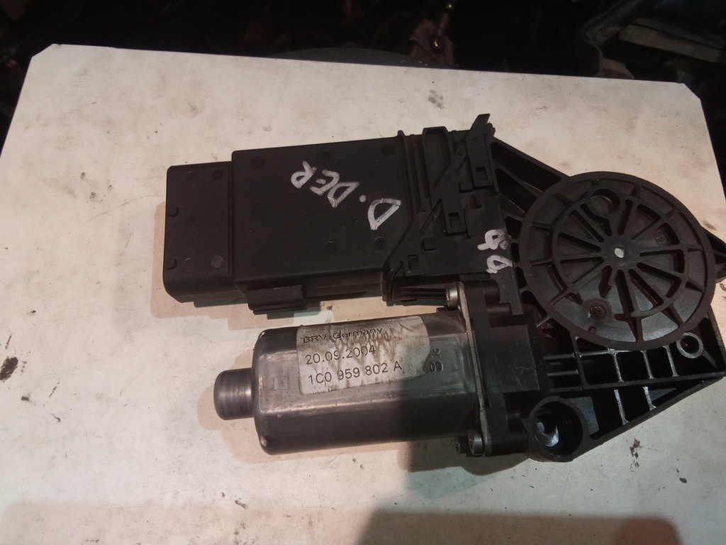 Motor elevalunas delantero derecho Volkswagen Passat '00