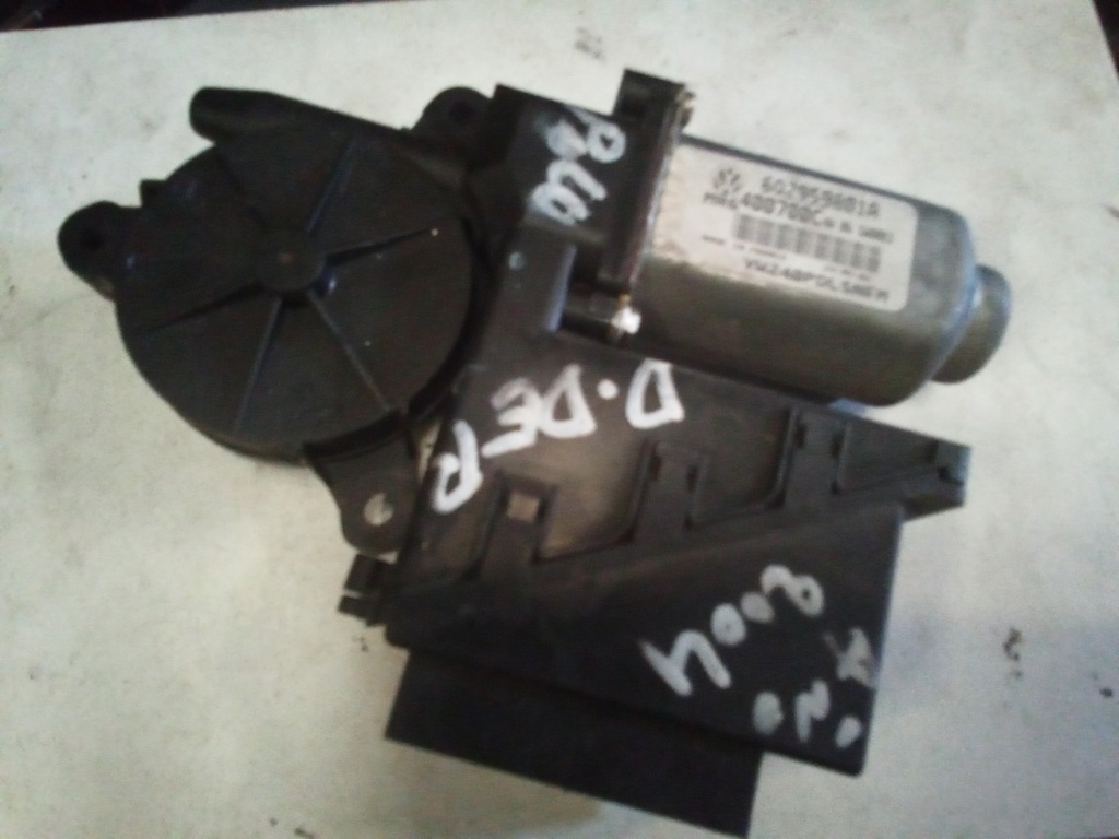 Motor elevalunas delantero derecho Volkswagen polo '04