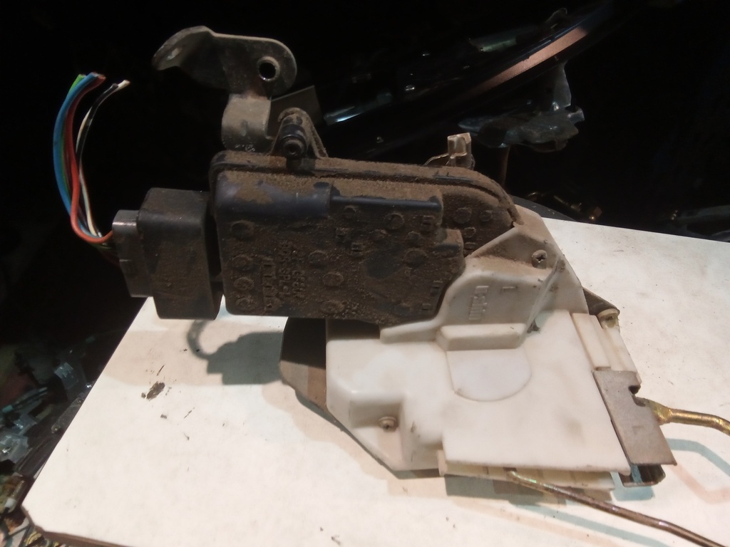 Cerradura delantera izquierda Suzuki Ignis '03