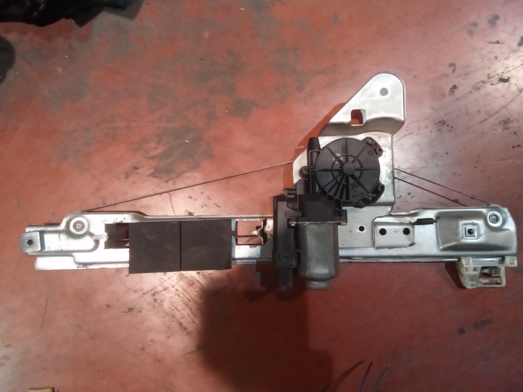 Elevalunas trasero derecho Renault megane '05