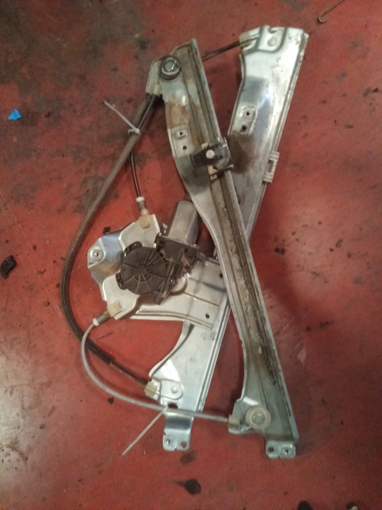 Elevalunas delantero derecho Renault Clio III '07