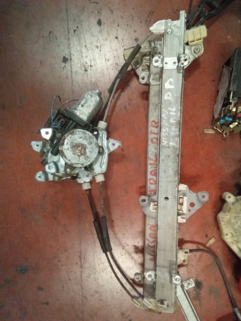 Elevalunas delantero derecho Nissan Xtrail '03