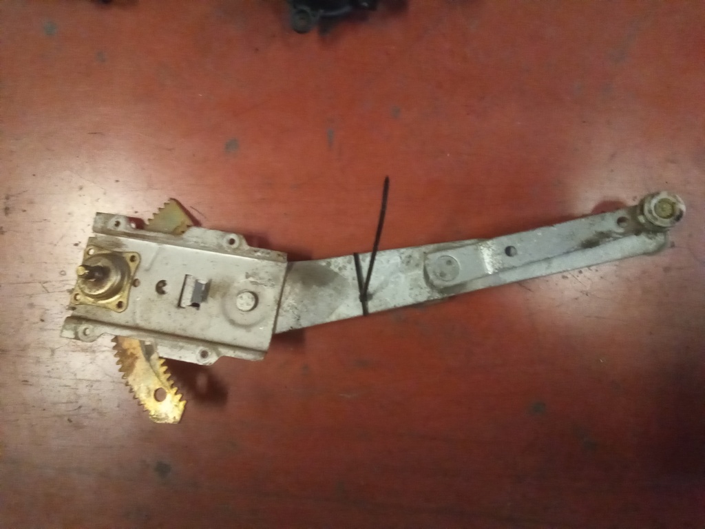 Elevalunas delantero derecho manual Nissan vanette '96