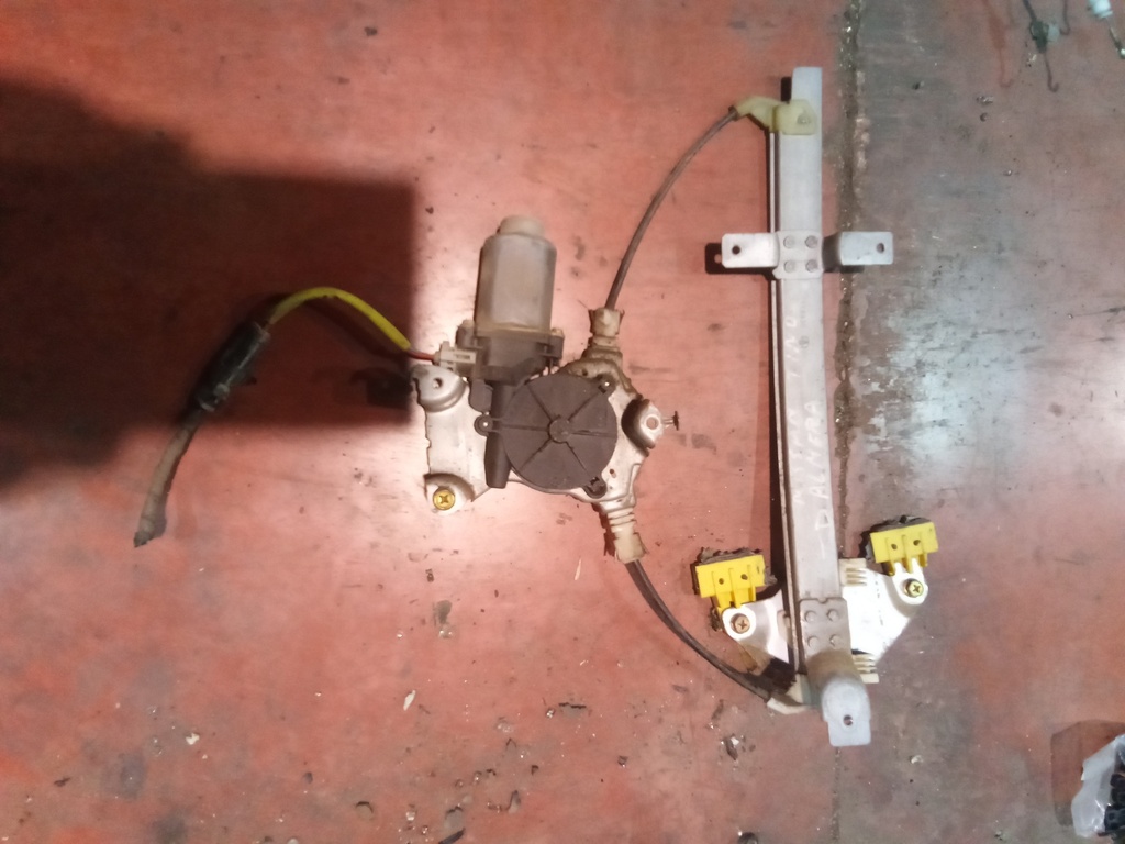 Elevalunas trasero derecho Nissan Almera '02