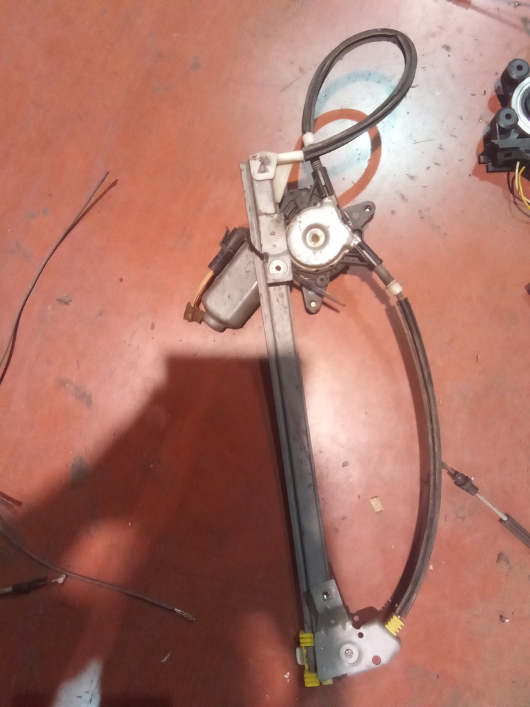 Elevalunas delantero izquierdo Renault Scenic '97